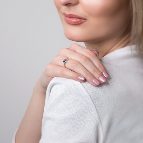 Pierścionek zaręczynowy SAVICKI: dwukolorowe złoto, niebieski szafir